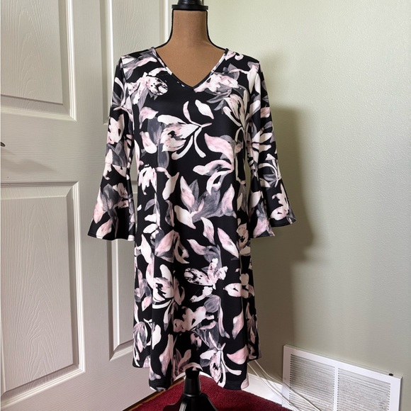 NWT Soon Maternity black floral print V-neck dress with 3/4 sleeves 
Size medium - Picture 1 of 8